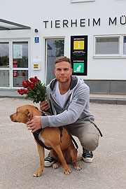 "Der Bachelor" Sebastian Preuss im Tierheim München mit Hund "Chopper" (©Foto: Martin Schmitz)
